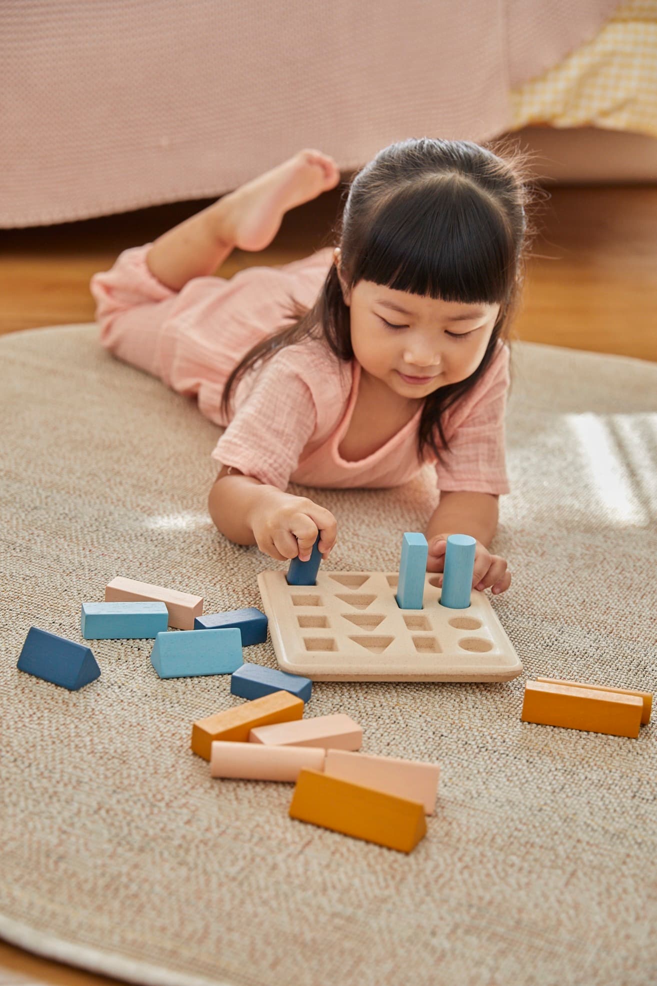 Деревянный сортер Plan Toys «Доска с геометрическими фигурами» 6