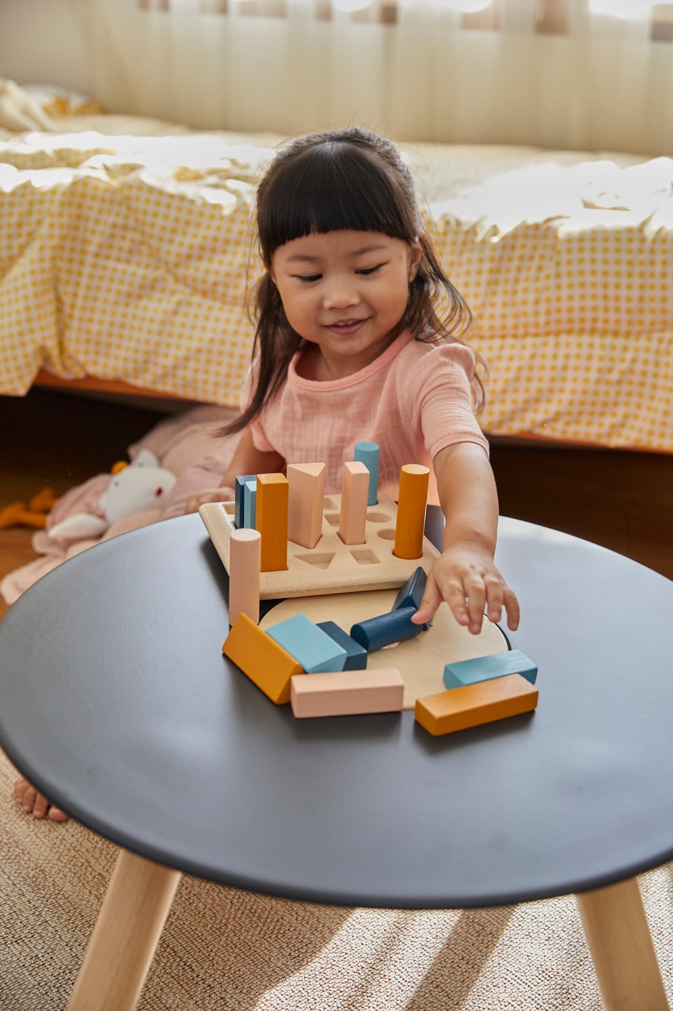 Деревянный сортер Plan Toys «Доска с геометрическими фигурами» 8