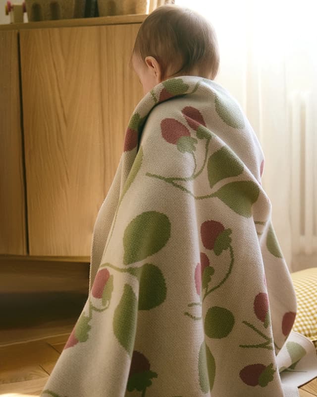 Плед детский Loomknits с земляничками Топленое молоко 4